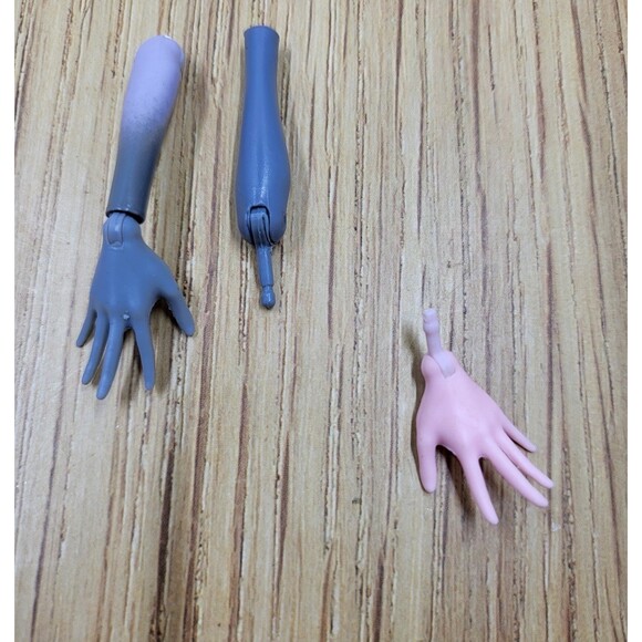 Monster High hand bundle - Picture 2 of 4
